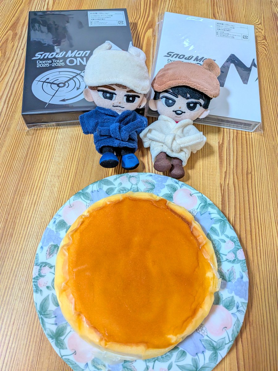 konpeitou_m's tweet photo. @strawbe28029847 我が家でゆりぬいさんはリラックス重視のため基本バスローブ着用なんですが､今回のコンセプトに合ってますよね☺️
(写真はONの円盤発売時のささやかなお祝いの様子) https://t.co/UoxGSvPmgH