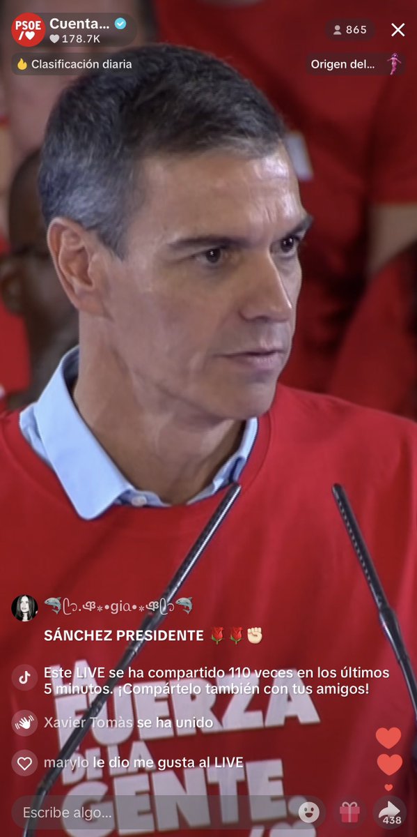 xtomas's tweet photo. ¿Qué sentido tiene organizar un mitin, que cuesta decenas de miles de euros, y más aún a 43 días de votar... y no poner todas las herramientas para que tenga la máxima audiencia posible?

Ahora mismo, más de 200 personas en Instagram y 800 en TikTok están viendo, simultáneamente, el mitin de hoy de Pedro Sánchez a través de las cuentas del PSOE.

En total, se generará un incremento de audiencia neta de unos 50.000 espectadores más. Y eso sin contar que no aprovechan también las redes sociales de Pedro Sánchez, que lo más que duplicaría.

Por no hablar del potencial de uso de herramientas de realización y de enlaces para aprovechar todo ese flujo de audiencia para captar datos y ganar seguidores en redes sociales.

¿O es que todavía crees que es el ciudadano el que tiene que 'ir a buscar' al partido, y no el partido emitir en todas las ventanas, formatos, espacios y plataformas posibles?