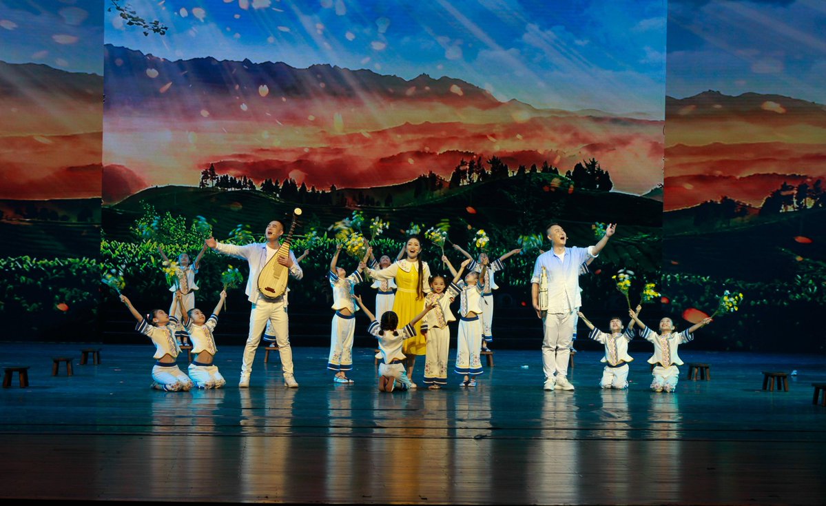 lhnny_n's tweet photo. Yeewei shows a lovely performance at the art festival, and the audience can't help but sing along with the melodious refrains, with quiet participants joining in the rhythm. https://t.co/cM2r1r61Ce