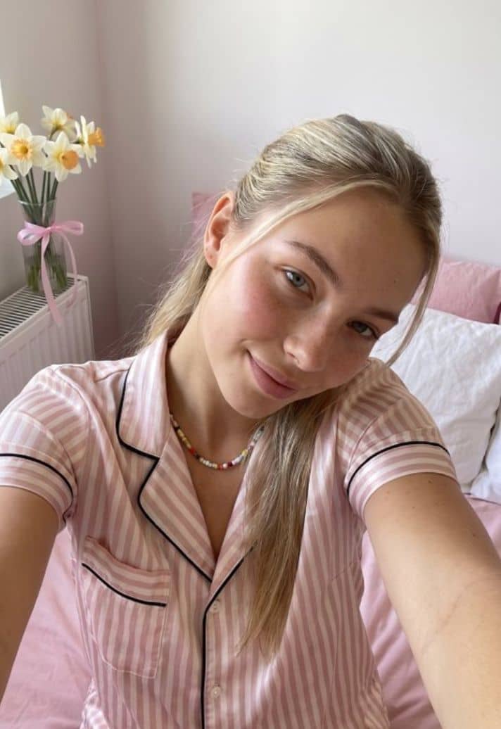 lenavossbdps's tweet photo. If a tgirl wanted to sleep with you on the first date, what’s your move? 🥰💗 https://t.co/eLHVBTnaZA