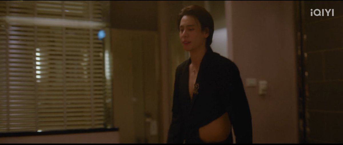Baritsu3's tweet photo. #FoolInLoveEP3
.
.
クレイジーでセクシーで強引できれいなお兄さんIng物語: ダークでお耽美なオープニングのイメージとは違う思いがけない面白さ。迫られるYokがボクサーの拳で反撃するのでパワハラ的な暗さはなくからっと見れる。Ing兄さんそんな肌見えスーツどこに売ってるんすか?

cr: iQIYI https://t.co/sQCKDf5nNS