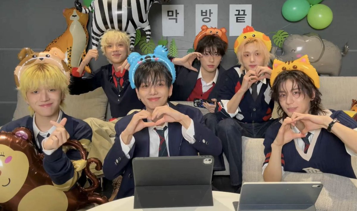 woonhakkkk29's tweet photo. 아니 저기 뒤에 금발머리 한 명 냅다 얼룩말 썼어 ㅁㅊ https://t.co/rtPS7VbnRB
