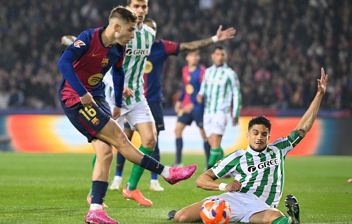 Forca_Fcb's tweet photo. 🎙️ مارك بارترا (بيتيس): هجوميًا، برشلونة بالنسبة لي هو حاليًا الفريق الأكثر حسمًا في العالم

ليس فقط بسبب الجانب البدني والموهبة، بل أيضًا بسبب طريقة تمركزه في الهجوم، وكيف يجد المساحات، وكيف يهاجم سواء في اللعب المنظم أو في التحولات

يستحوذون كثيرًا على الكرة، وعندما يهاجمون يفعلون ذلك وهم في حالة بدنية جيدة

وهذا يجعل لاعبين مثل رافينيا ولامين وأولمو يصلون إلى أقصى مستوياتهم

لإيقافهم تحتاج إلى الكثير من التواصل والقيادة والشخصية في الدفاع، لأن الأمر يتعلق بالجميع وليس فقط بالمدافعين

الأمر يتعلق بسلوك الفريق دون الكرة في جميع الخطوط، والحصول على الكثير من المساندة، قلب الدفاع يساعد الظهير، ولاعبو الوسط يساعدون قلوب الدفاع، وأن تكون أكثر حدسًا وتركيزًا من المعتاد

أمام ريال مدريد حققنا نتائج جيدة جدًا، وأمام برشلونة حدث كل شيء، كانت هناك مباريات جيدة وأخرى تجاوزونا فيها تمامًا

إنها لحظات ومباريات، ويجب أن تكون قويًا جدًا ذهنيًا