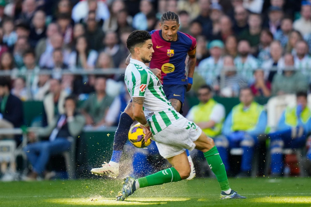 Forca_Fcb's tweet photo. ❓ لكن هل يمكن إيقاف رافينيا

🎙️ مارك بارترا (بيتيس): في الوقت الحالي يبدو أنه لا يمكن إيقافه

يمر بفترة رائعة جدًا، وفترة مذهلة

ربما تستطيع إيقافه في لقطة، لكن في اللقطة التالية يتجاوزك بسهولة كبيرة، بالمراوغة والتسديد السريع

هو أحد أكثر اللاعبين قدرة على صناعة الفارق في الوقت الحالي