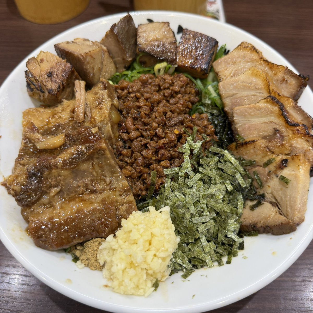 saxboy0726's tweet photo. 先日食べたフルスペックの台湾まぜそば！なんと2880円でした😳(大盛り)
翌日も全然お腹空かないというコスパを考えたら、たまにはこういうのも良いかも？😋

元祖台湾まぜそばはなびラーメン 名四有松店 https://t.co/kr9c6rxFgy