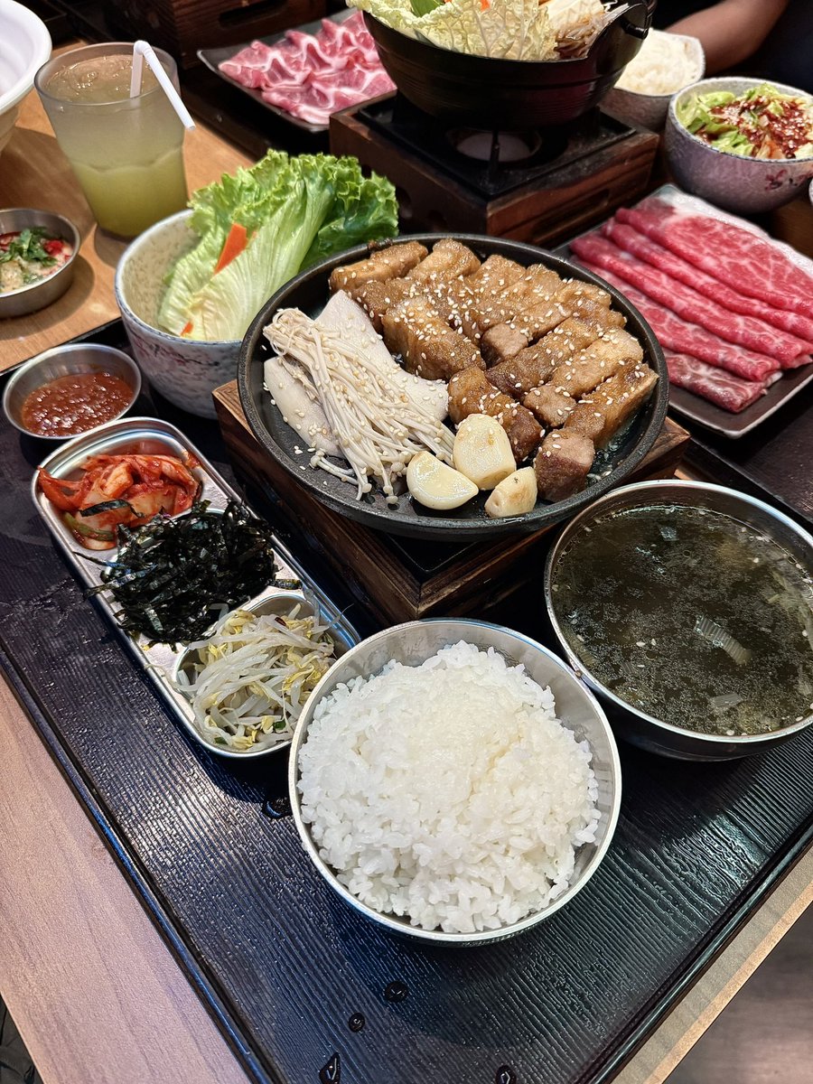 praewlovemarc's tweet photo. 4 เซ็ตนี้ ราคาไม่ถึง 200 สักเซ็ต แถมร้านอยู่ใจกลางสยาม เป็นไปได้🤣  แล้วให้เยอะมากด้วยนะ https://t.co/ZOj1Nd0aph