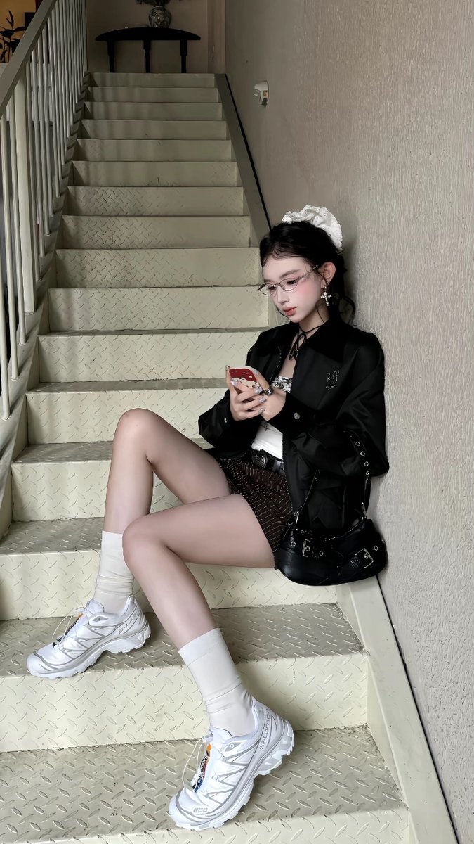Nara18254's tweet photo. Black cropped jacket paired with plaid mini skirt, sweet cool style shot on stairwell, white socks and dad shoes, great mix-match vibe #stairoutfit #y2kstyle https://t.co/VBgVmu5Db1