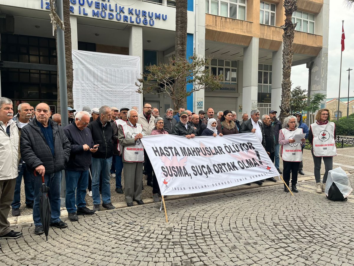 ihdizmir's tweet photo. 388. HAFTA | HASTA MAHPUSLARA ÖZGÜRLÜK!

Kandıra 2 No’lu F Tipi Hapishanesi’nde tutulan hasta mahpus Neytullah Bayram’ın ağız ve diş tedavisi 11 yıldır tamamlanmadı. Beslenme güçlüğü ve ciddi kilo kaybına rağmen sağlık sorunlarına kalıcı çözüm üretilmedi.

Neytullah Bayram’ın infazı ertelenmeli, derhal serbest bırakılmalı ve tedaviye erişimi sağlanmalıdır!

Hasta mahpuslara özgürlük!

İHD İzmir Şubesi | Hapishane Komisyonu