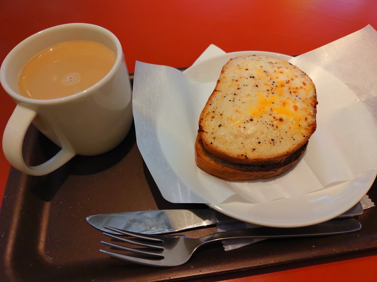 nishicommunity's tweet photo. そして朝はめずらしくお外で食べました
スタバのクラシックなんちゃらほうじ茶ラテと、クロックムッシュ
クロックムッシュ美味しかったけど、ナイフとフォークめちゃくちゃ切りづらかったから素手で食べれば良かった🤣💔 https://t.co/yfSczRwxS3