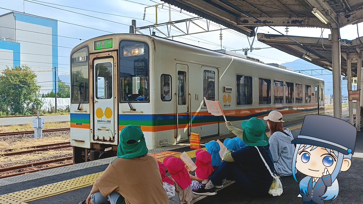 D_girls_orange's tweet photo. はろはろー！かりんだよー🌞
#八代駅 に小さなお客さまが来て列車にお手振りして下さいました👋
かわいくて微笑ましい姿にほっこり😻
地震で被災した駅も綺麗に整備され、貨物列車も走り始めて少しずつ地震前の日常が戻ってきています🎵
みんなで復興がんばろー🩵🍊🚃
#日向香琳
#ディーゼルガールズ https://t.co/roncj4HqKO