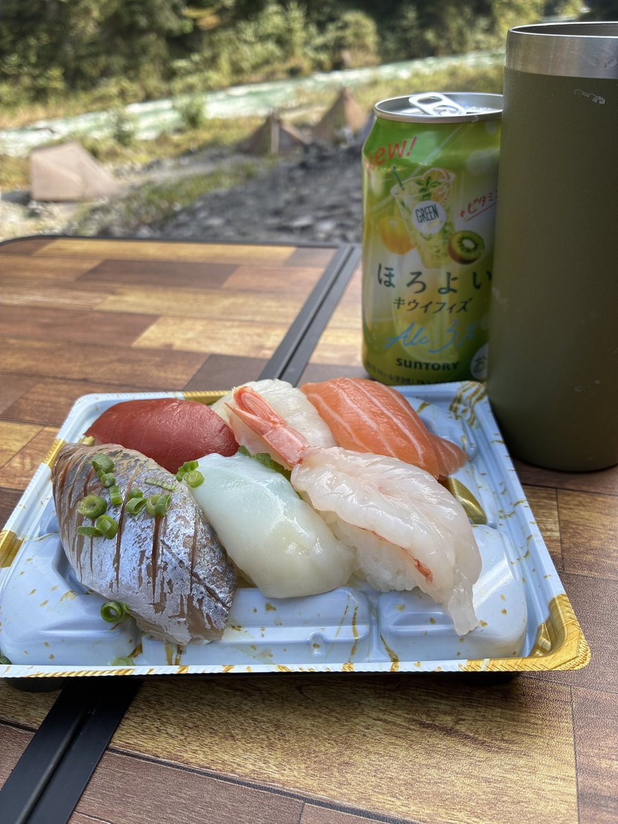 hagetama5's tweet photo. キャンプで食う寿司は最高だな https://t.co/WSBcVyYSJS