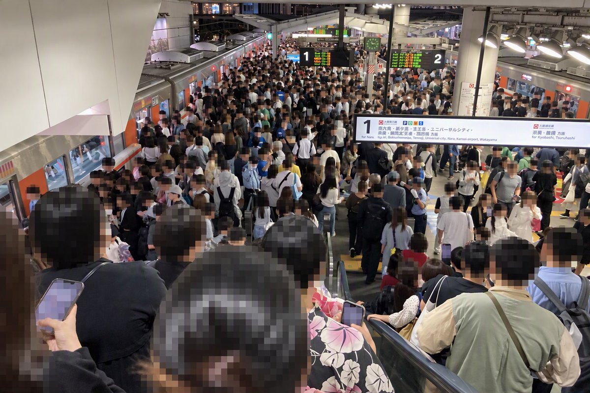jrwest_kinki_a's tweet photo. 本日10/17(土)は #なにわ淀川花火大会 が開催されます。
塚本駅を中心に大変混雑します。
会場への早めの到着がオススメです！
また、事前にICOCA（モバイルICOCA）等、交通系ICカードへのチャージをお願いいたします！
＜＜混雑状況により電波状況も悪くなります＞＞ https://t.co/3JMvVHnFr9