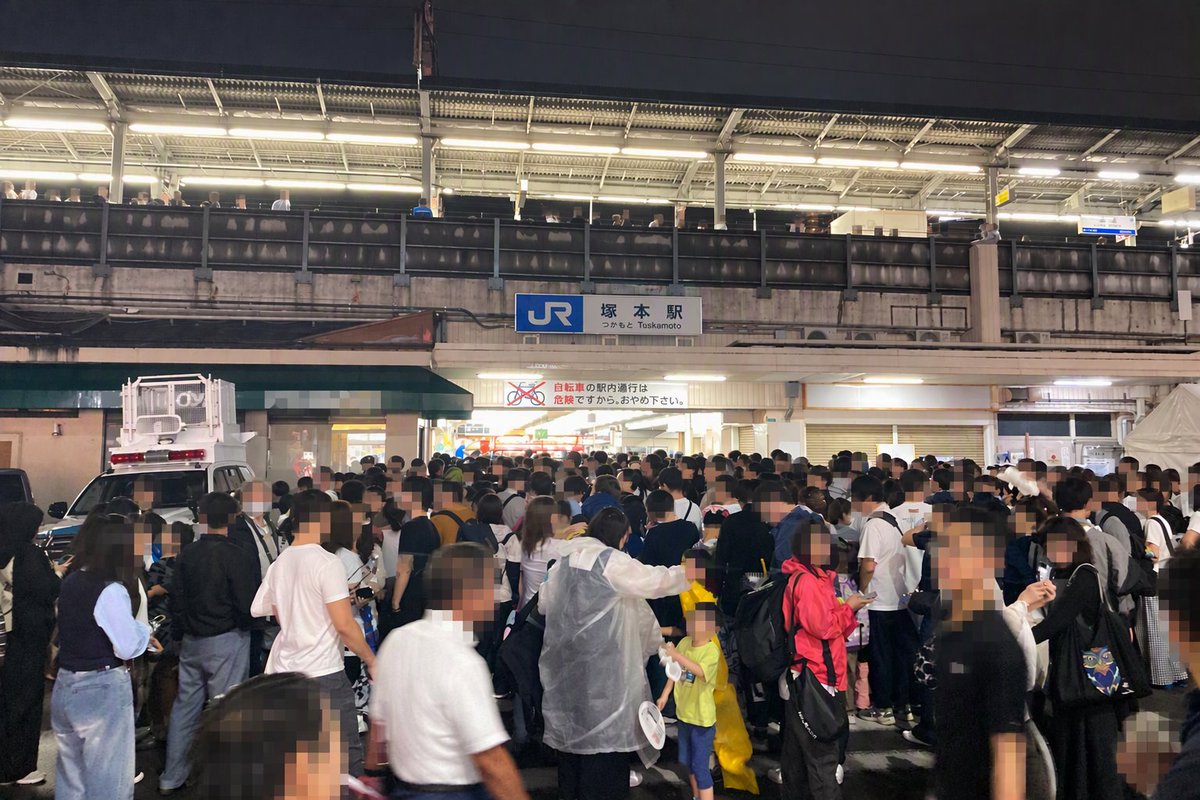 jrwest_kinki_a's tweet photo. 本日10/17(土)は #なにわ淀川花火大会 が開催されます。
塚本駅を中心に大変混雑します。
会場への早めの到着がオススメです！
また、事前にICOCA（モバイルICOCA）等、交通系ICカードへのチャージをお願いいたします！
＜＜混雑状況により電波状況も悪くなります＞＞ https://t.co/3JMvVHnFr9