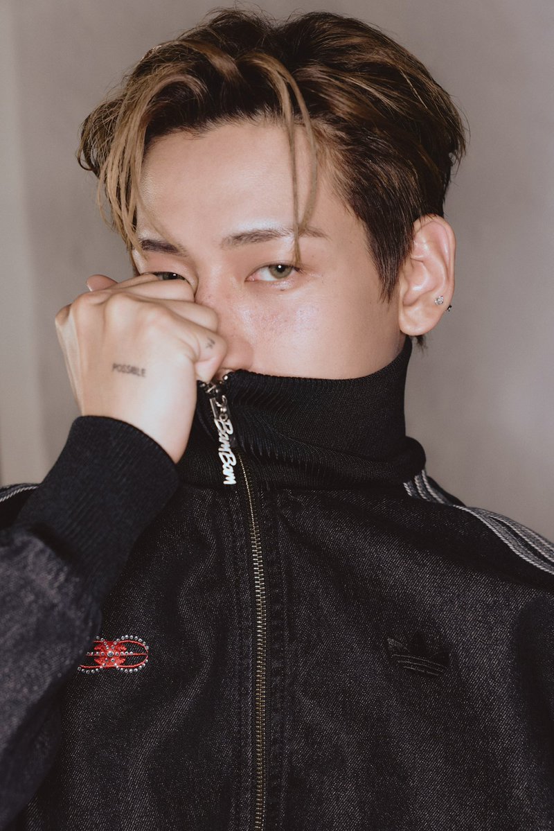 ALLNewsEXPRESS1's tweet photo. อาดิดาส ออริจินอลส์ เปิดตัว EYES ON ME คอลเลกชันแรกในประเทศไทยที่ร่วมรังสรรค์กับ BAMBAM

#adidasxBamBamEYESONME
#BamBam #뱀뱀 
#BamBamxadidasOriginals 
#adidasThailand

อาดิดาส ออริจินอลส์ เดินหน้าสู่บทใหม่ของการสร้างสรรค์ เปิดตัวคอลเลกชัน EYES ON ME ผลงานความร่วมมือสุดพิเศษครั้งแรกในประเทศไทยกับ แบมแบม – กันต์พิมุกต์ (BamBam) ศิลปิน และไอคอนด้านสไตล์ระดับโลก ที่ก้าวจากบทบาทพาร์ทเนอร์สู่การเป็นผู้ร่วมรังสรรค์ ถ่ายทอดมุมมองด้านแฟชั่นผ่านการออกแบบที่เป็นเอกลักษณ์ พร้อมนำเสนอแนวคิดเรื่องความเป็นตัวของตัวเอง และการแสดงออกอย่างอิสระ

หนึ่งในแรงบันดาลใจสำคัญของ EYES ON ME มาจากดวงตาอันเป็นเอกลักษณ์ของ BamBam ซึ่งถูกนำมาตีความเป็นสัญลักษณ์ประจำคอลเลกชัน ผ่านโลโก้ดีไซน์คล้ายรูปดวงตาประดับคริสตัลที่สะท้อนคาแรกเตอร์ และเสน่ห์เฉพาะตัว ก่อนนำลายเซ็นของศิลปินผู้ร่วมออกแบบมาผสานเข้ากับดีเอ็นเอของ อาดิดาส ออริจินอลส์ และองค์ประกอบอันเป็นไอคอนิกอย่างลายสามแถบ จนเกิดเป็นผลงานที่เชื่อมโยงสไตล์ของ BamBam เข้ากับรหัสของแบรนด์ได้อย่างลงตัว