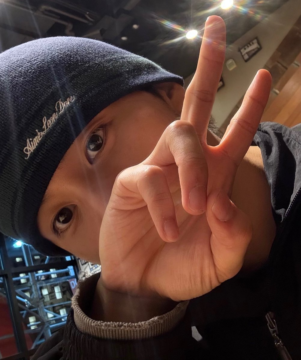 iprayncrybutdry's tweet photo. ท่าประจำคุณมาร์ค

= ชูสองนิ้ว

น่ารักอะ5555555555555555555555 https://t.co/rcS6nwW9WZ