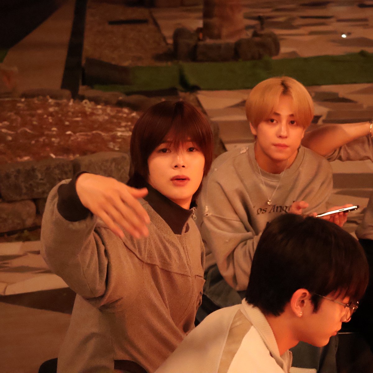 hee_g022's tweet photo. 위버스 포스트 🍓 

TEAMILY~~

헐 니코 티밀리< 라고 하면서 올렸는데 도련님 휴가 때 한쪽으로 빠져서 찍던 가족사진이 잔뜩이야...
앤팀가족티밀리야😭😭😭😭 https://t.co/ZA2a0p2i93