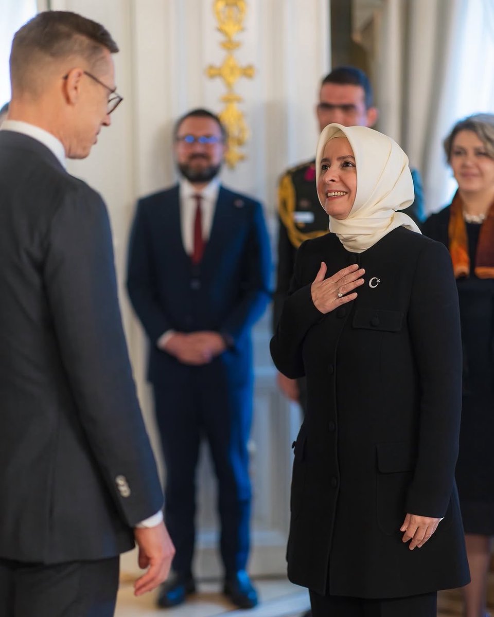 haberaktifcom's tweet photo. Fon dolandırıcılığında adı geçen Fatma Betül Sayan Kaya’nın kardeşi, Helsinki Büyükelçisi Ayşe Hilal Sayan Koytak, Finlandiya Cumhurbaşkanı Alexander Stubb’a güven mektubunu sundu. https://t.co/r6DgMGSxVU