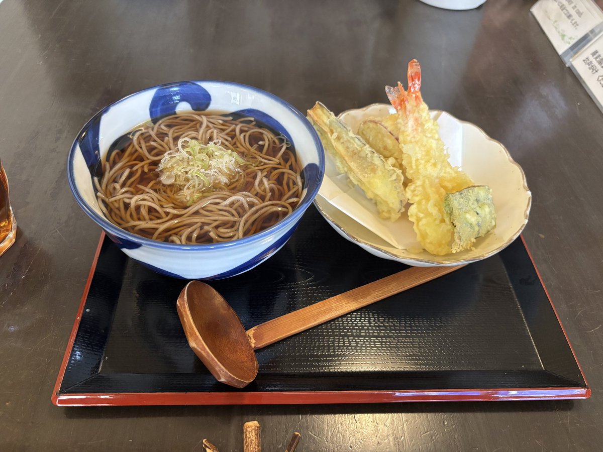 yuru_lifetrip's tweet photo. お昼は予定通り #天ぷらそば を🍤

#そば処吉邦　さんでいただきました😋

暖かいお蕎麦に、サクサクの天ぷらがうまい！

エビが2尾も付いてきてウハウハ

ご馳走様でした🙏

#今日のお昼 #旅ご飯 #旅のおぼえがき https://t.co/dRDcxV7MUy