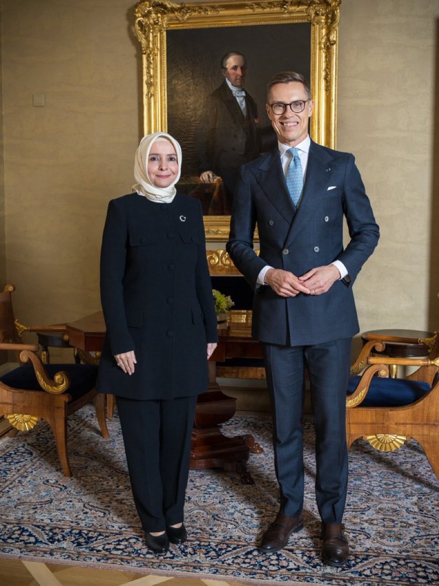 mustfsnmz's tweet photo. Foncu Fatma’nın ablası Ayşe konusunda Finlandiya Cumhurbaşkanını uyardım:

Ekselansları Alexander Stubb, Finlandiya Cumhuriyeti Cumhurbaşkanı
Konu: Büyükelçi Ayşe Hilal Sayan Koytak’ın İtibar ve Niteliklerine İlişkin Resmi İnceleme Talebi

Sayın Cumhurbaşkanı, Ekselansları,
Makamınıza ve Finlandiya Cumhuriyeti’nin temsil ettiği köklü demokratik ilkelere yönelik en derin saygılarımla bu mektubu kaleme alma onuruna erişiyorum.
Kendisini Türkiye Cumhuriyeti’nin Helsinki Büyükelçisi olarak takdim eden Ayşe Hilal Sayan Koytak hakkında kamuoyunda giderek büyüyen ciddi bir endişeyi dikkatinize sunmak isterim. Ayşe Koytak’ın böylesine saygın bir diplomatik görevi yürütme ehliyeti ve ülkesini temsil etme niteliklerine dair kamu vicdanında haklı tereddütler oluşmuştur.
Özellikle, kendisinin birinci derece aile fertleri olan kardeşi—eski bakan Fatma Betül Sayan Kaya—ve eniştesi İlyas Kaya’nın, Türkiye’de patlak veren ağır mali usulsüzlükler ve fon skandalları kapsamında yargı önüne çıkarılmış olması durumu son derece vahim bir noktaya taşımıştır. Bu gelişmelerin ardından Fatma Kaya’nın siyasi partisinden ilişiği kesilmiş, bu durum hem  Koytak’ın hem de ailesinin diğer fertlerinin liyakat dışı yollarla mevki edindiğine dair süregelen iddialara yönelik hassasiyeti daha da artırmıştır.
Buna ek olarak, bahsi geçen finansal soruşturmanın kilit aktörlerinden Emre Tüzmen’in ülkenizdeki ticari ve yatırım faaliyetleri ile Ayşe Koytak’ın Helsinki’ye atanması arasında bir irtibat bulunup bulunmadığına yönelik ciddi iddialar söz konusudur. Mevcut şartlar muvacehesinde, diplomatik teamüller çerçevesinde bahse konu ilişkilerin ve misyon yönetiminin niteliklerinin makamınızca da incelenmesi saygıyla tavsiye edilmektedir.
Türkiye halkı, devletinin uluslararası arenadaki temsil kabiliyetine ve diplomatik itibarına en yüksek düzeyde kıymet vermektedir; bu kaygılar bütünüyle diplomatik dürüstlüğü ve ikili ilişkilerdeki şeffaflığı savunma gayesiyle paylaşılmaktadır.
En derin saygılarımla, Ekselansları.