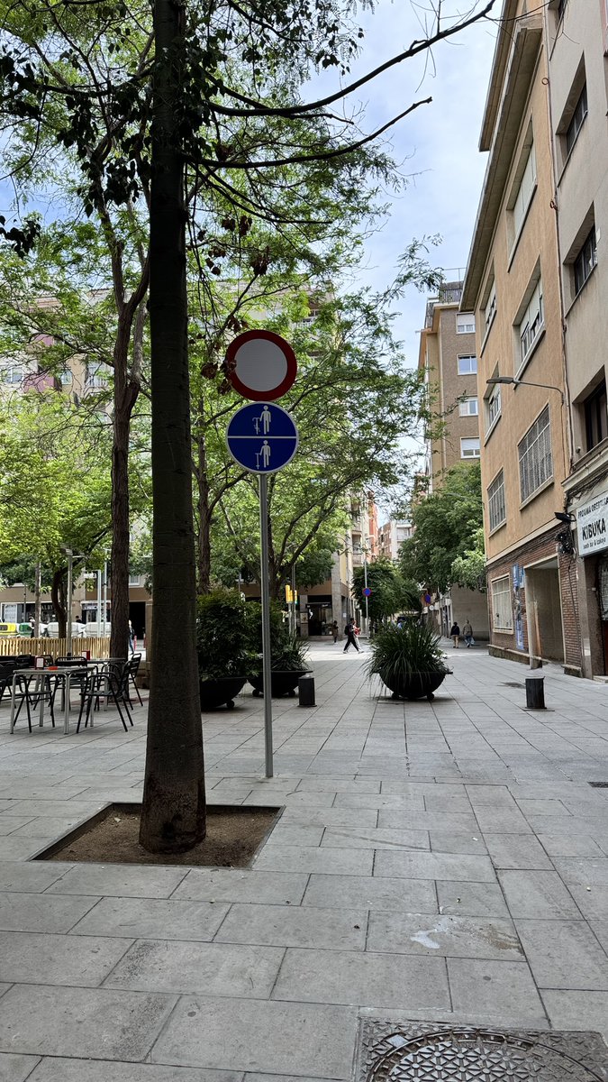 sinache's tweet photo. @guillelopez_ @CuidemSant @esberginia @bacc_cat @JoseLuisSTAP @StAndreuEnComu No només no han sumat, sinó que han restat, per exemple generant noves barreres on abans no n’hi havia, com en el cas de la plaça Comas a @BCN_LesCorts https://t.co/dFJIqJpCiO