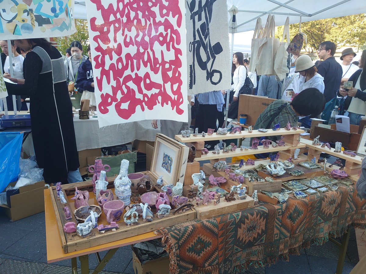 kanriabird's tweet photo. 大阪北浜で開催中の蚤の市に来ました
ハンドメイドの小物の出店が多いですね
#北浜　#北浜蚤の市 https://t.co/EVK18i6oUx