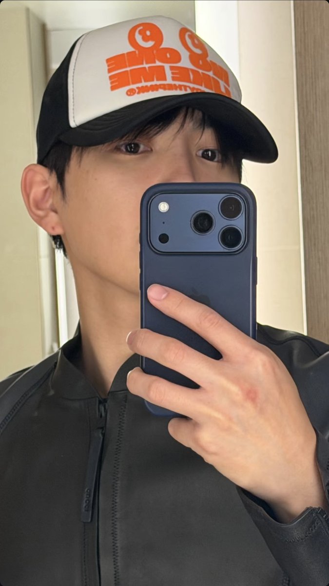 jjoongiebug's tweet photo. one bite and he's GONE https://t.co/rOBZec1V8f