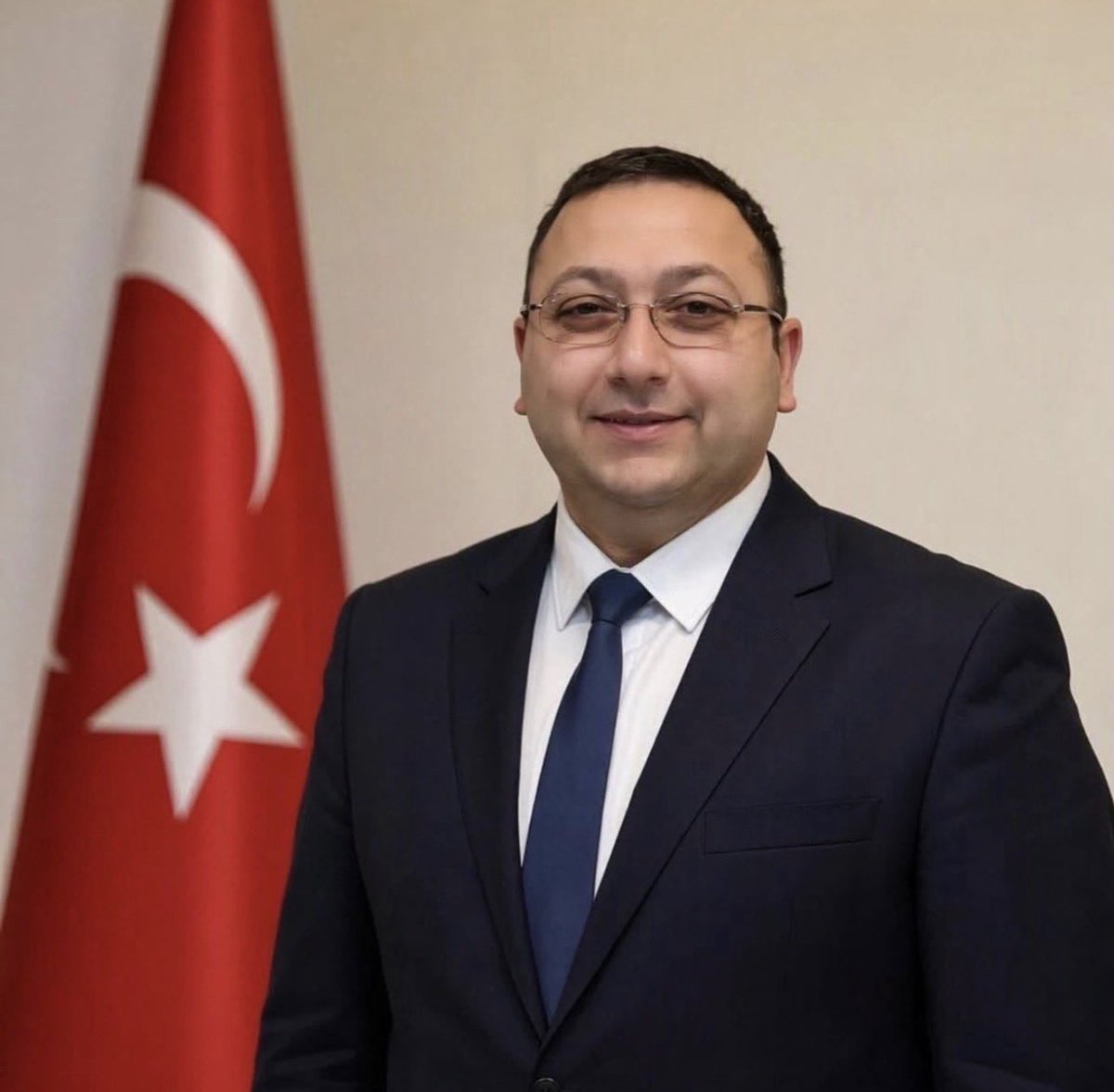 gizliservis06's tweet photo. Ahmet Hakan:

"Sinem Dedetaş insandır:

Üsküdar Belediye Başkan Vekili Dündar Ziya Gültekin’in ardından bir mesaj yayınladı.

Kinin, hıncın, öfkenin ise zerresi bile yoktu.

Sinem Dedetaş’ın bu etkileyici zarafeti asla unutulamaz.

Hazal Bayhan Koç insandır:

Dündar Ziya Gültekin’e karşı mücadele etmiş CHP’li bir meclis üyesi olmasına rağmen...

Gültekin’in ardından...
Nezaket ve insanlık dolu bir mesaj yayınladı.

Nuri Aslan insandır:

Bir siyasetçinin söylemesi gerekenleri söyledi.

Büyük bir olgunlukla.

Özgür Özel insandır:

Meslektaşı Dündar Ziya Gültekin’i, çıktığı televizyon kanalında andı.

İnsan gibi andı.

Meslektaşı olduğunu vurguladı.

İnsan olamayanlara gelince...

- Sinem Dedetaş’ın sergilediği muazzam zarafetin kıyısından bile geçemeyenlerdir.
- Hazal Bayhan Koç’un sergilediği müthiş nezaketin topuğuna bile ulaşamayanlardır.
- Nuri Aslan’ın vakarından, duruşundan bir milim bile nasip alamayanlardır.
- Özgür Özel’in yaklaşımına, tutumuna bir karış bile yaklaşamayanlardır."