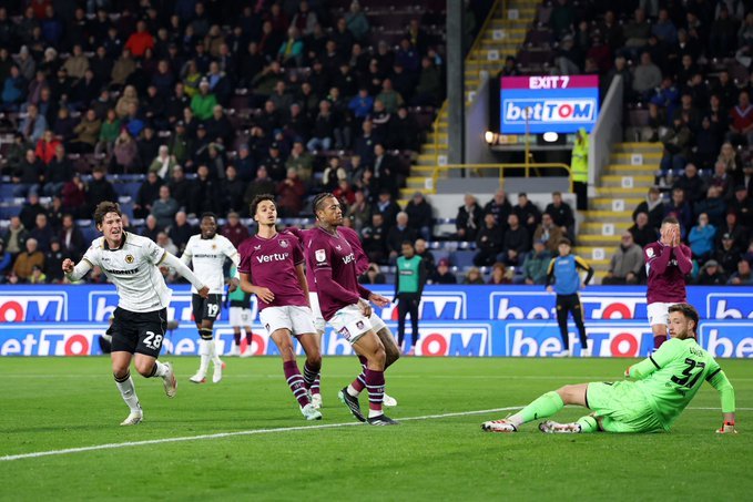 BRFC_Archive's tweet photo. 📉 Defeat to Wolves means Burnley will break @swfc all time record of 376 days w/o a home league win before hosting @Pompey .

Fail to beat #Pompey and #Rovers and they’ll also equal Wednesday's record of 23 consecutive winless home league games.

🔵⚪️ https://t.co/DSMR1DAuri