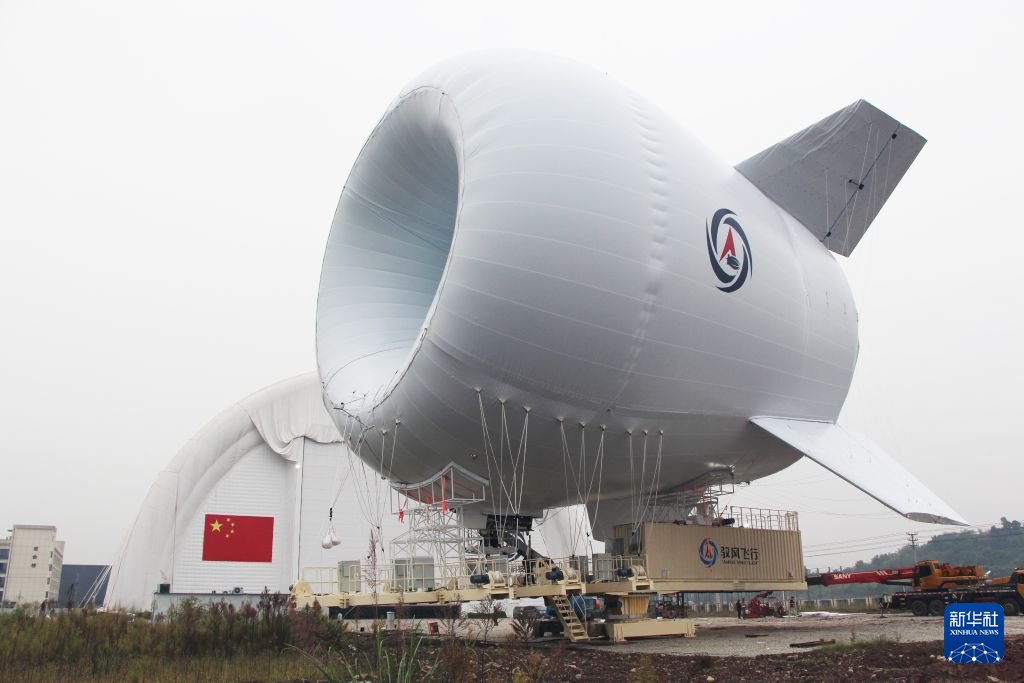 PDChinese's tweet photo. 【中國自主研發全天候浮空器“雲哨M1000-CNS”完成首飛試驗】10月13日至16日，由中國科創企業自主研發的全天候浮空器“雲哨M1000-CNS”在四川省自貢市榮縣分時段完成首飛系列試驗。這台直徑21米、長24米的白色浮空平台依次完成剛柔耦合結構系統總裝、轉運出庫、浮力轉移、錨泊系留、低空懸駐等流程，標誌着這一"空中鐵塔"向工程化應用邁出關鍵一步。

雲哨浮空器將通信中繼、導航增強、全域監視、氣象探測、反制感知五項功能集成於同一平台。其通信覆蓋約兩千平方公里，導航精度達20厘米級。