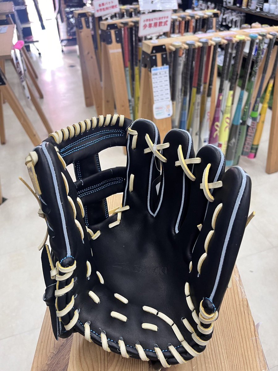 Cooperssports7's tweet photo. #サエキ
#硬式内野手用グラブ
📝 ポケット深め、捕球面やや広め
⚫️ブラック
🟠Rオレンジ
/
🗣️入荷しました💭✨
店頭で是非ご覧くださいませ🌈
\
#クーパーズスポーツ #野球 #野球専門店
#野球部 #三重 #四日市 #刺繍 #SAEKI
#いいね #リポスト #お願いします🙇 https://t.co/dgeqMi4uQq