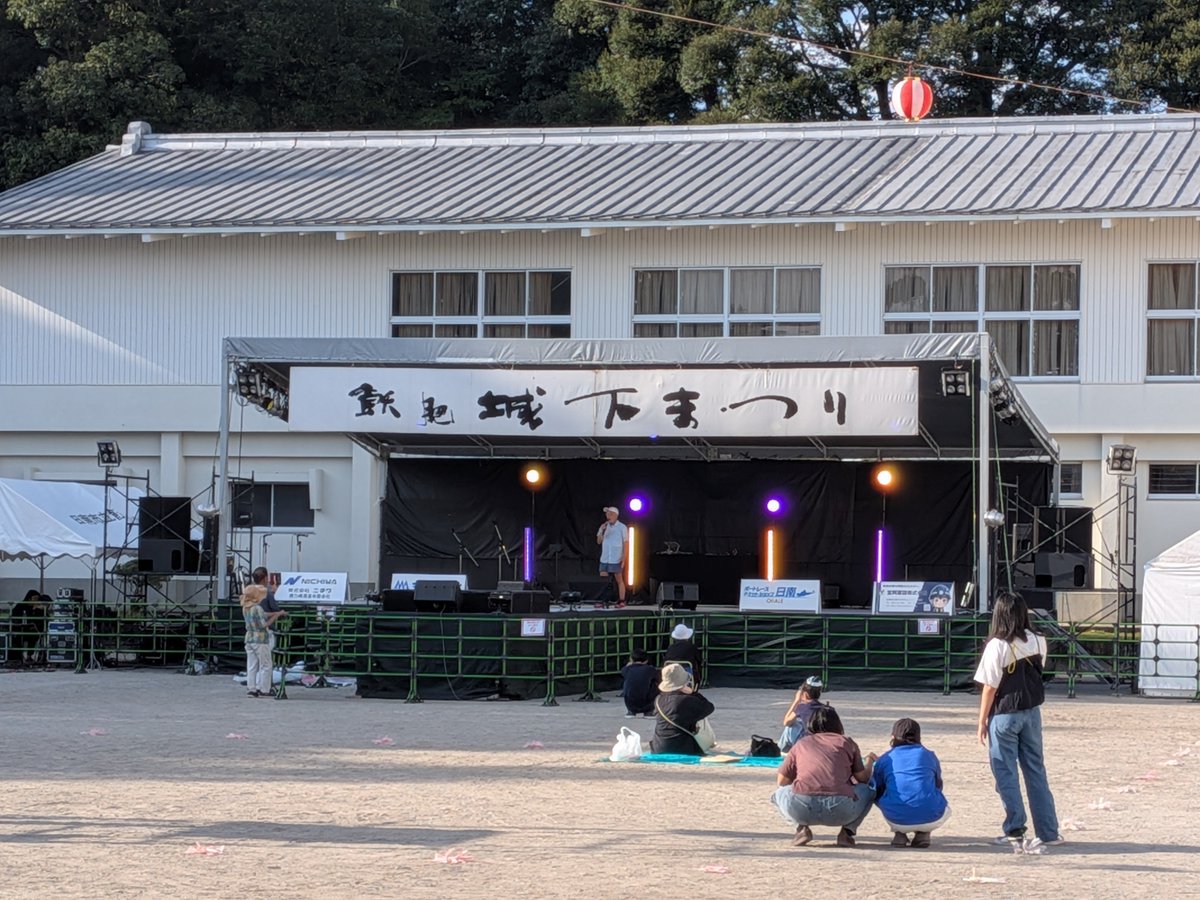 raisupach's tweet photo. メインステージこんな感じ
カラオケ大会やってるんでしょうか？
さっきまで学生さん？が歌ってて、友達らしき人たちがダッシュでステージ前に向かってました
平和ですね https://t.co/l4Ds4ImgtS