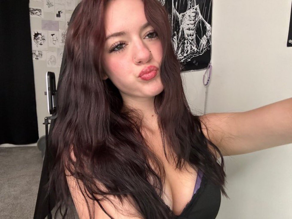 sentprincessAmy's tweet photo. Being under hypnosis while force fed poppers is so dangerous but that is why you love it.

You'll tell me your private information and most embarrassing secrets.

Leaking all that incriminating information as you edge and sink deeper and deeper into trance.

#Findom #hypnosis https://t.co/wL00vVzOAU
