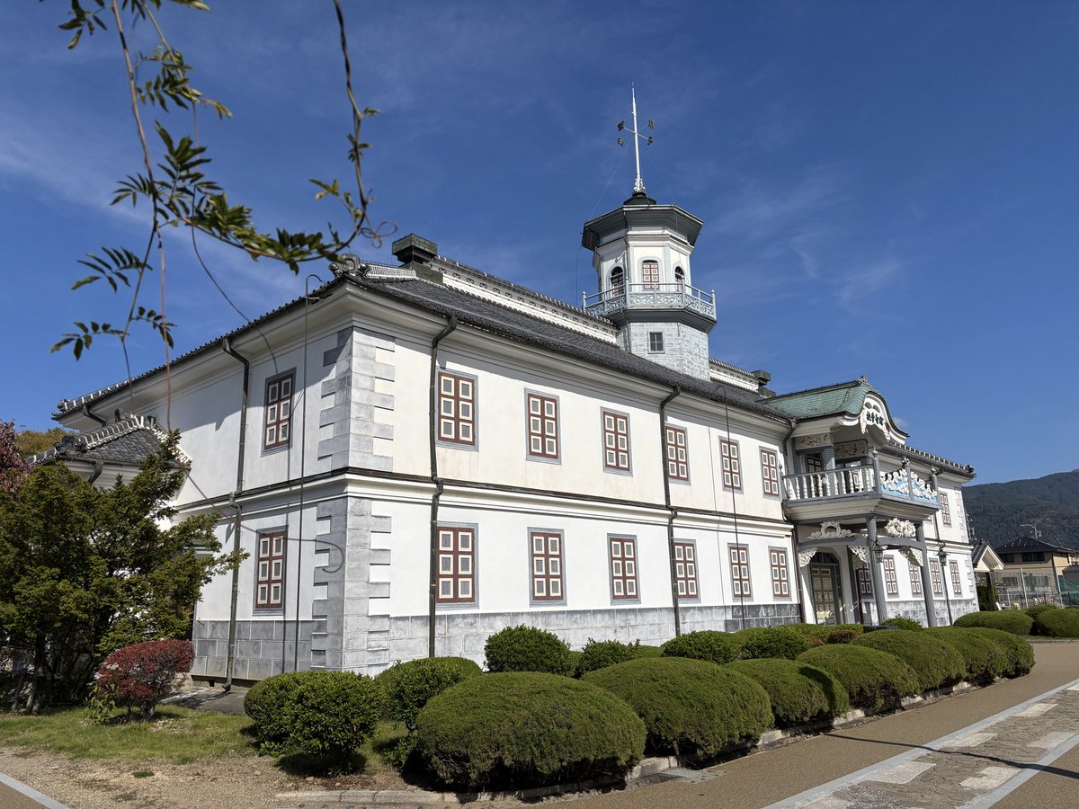 yuru_lifetrip's tweet photo. お昼を食べた後は、
#旧開智学校 🏫へ！

明治初期に作られた学校で、#和洋折衷 の不思議な雰囲気が楽しめます

一見洋風にみえるけど、
よくよく見ると和風なら要素があちこちに！

こういうアンバランスな建物ってエモいよね🥰

#建物が素敵 #旅のおぼえがき #旅の記録 https://t.co/oeL6cz8wBT