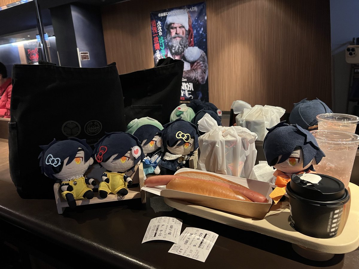 honeybeesqueen's tweet photo. 【速報】
これから映画観ますよ
キャンペーン中で1.5倍サイズのホットドッグ🌭と
奥のはストロベリーセブンアップ🍓
手前はホットティーですわすわ。
キャラメルのポップコーン🍿と！ https://t.co/zmXSMLGki4