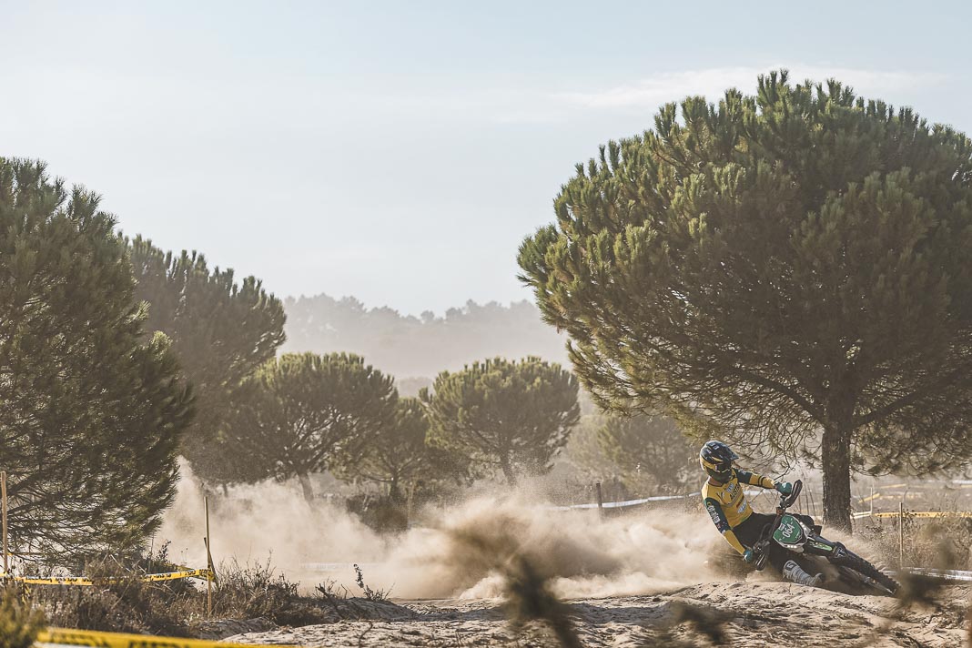 OFFROACRACKS's tweet photo. 🇵🇹 FIM 6DAYS 2026 – GRANDOLA | DAY 5 - MEGA GALLERY!

Full Gallery: https://t.co/foNabAUeiw

#6days #AlbinNorrbin #AndreaVerona #BradFreeman #FIMISDE #ISDE #JosepGarcia #MaxAhlin #NathanWatson #PichonZachary #RoniKytonen #Sixdays #Sixdaysportugal #WorldTrophy

📷 FIM https://t.co/pBfNMz5iX4