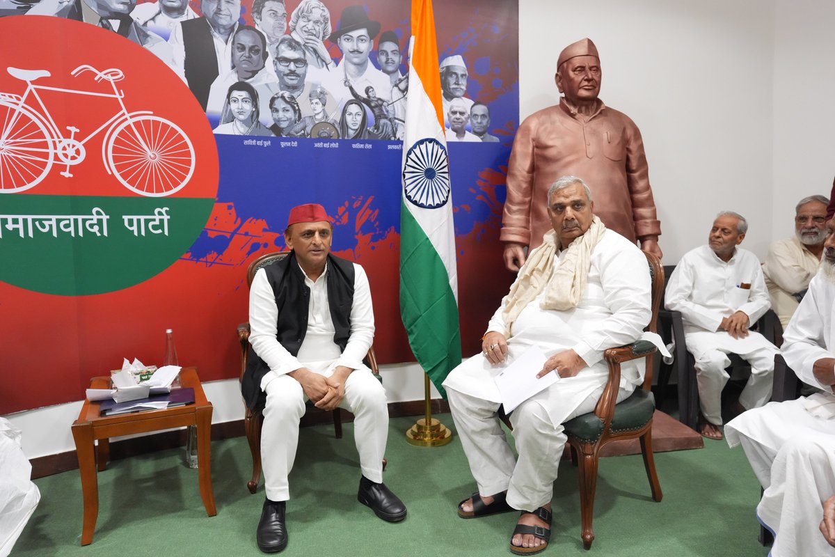 HarendraMalikMP's tweet photo. लखनऊ समाजवादी पार्टी मुख्यालय पर राष्ट्रीय अध्यक्ष श्री अखिलेश यादव जी के साथ।
@yadavakhilesh @samajwadiparty https://t.co/ZNmkt7liQi