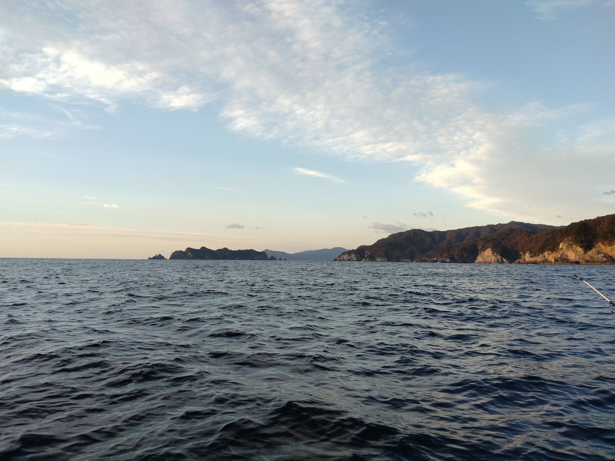 Romagna504's tweet photo. 今日はメタルウィッチ片手に沖に行ってきました🚢
速い釣りでの青物は不発でしたがスローブラットLとフルソリッドの652BSLJを生かした釣りでヒラメやタヌキメバルが釣れました。😉
沖に浮くのは気持ち良いですね
#ILLMATICSAITOMC
#palmsfishing
#スローブラットL https://t.co/OWvljGuCd7