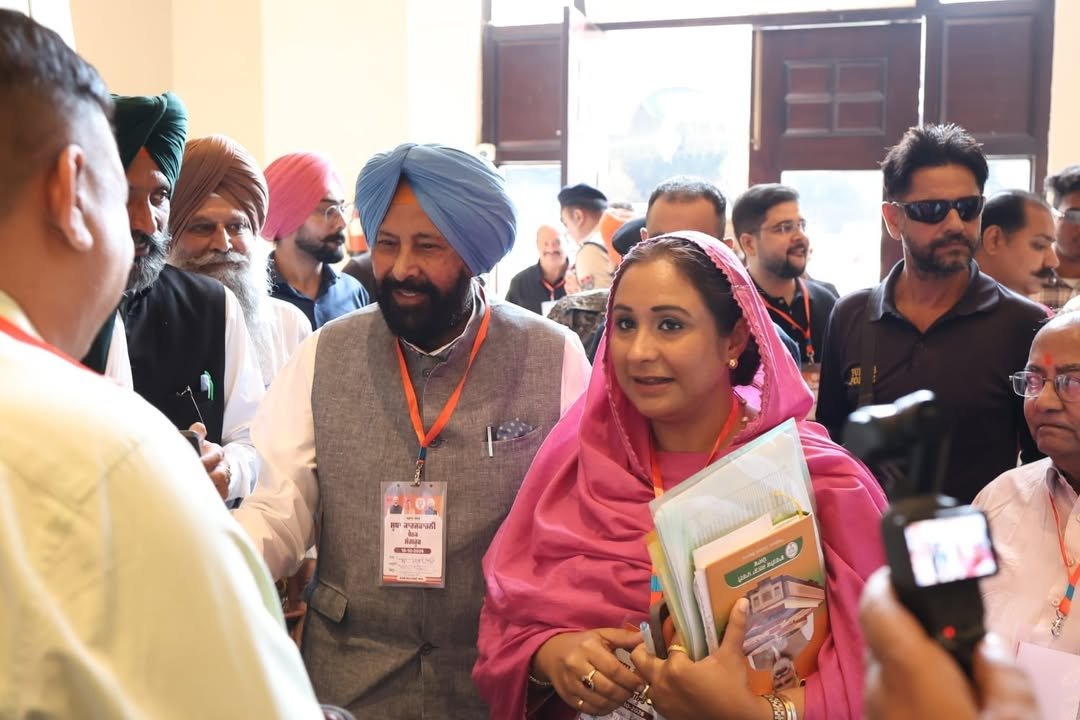 DaamanB's tweet photo. ਅੱਜ ਸੰਗਰੂਰ ਵਿਖੇ ਭਾਜਪਾ ਪੰਜਾਬ ਦੀ ‘ਸੂਬਾ ਕਾਰਜਕਾਰਨੀ ਦੀ ਅਹਿਮ ਬੈਠਕ’ ਵਿੱਚ ਸ਼ਾਮਿਲ ਹੋਏ।
 
ਬੈਠਕ ਦੌਰਾਨ ਪੰਜਾਬ ਦੇ ਮੌਜੂਦਾ ਹਾਲਾਤ, ਸੂਬੇ ਦੀ ਤਰੱਕੀ ਅਤੇ ਪਾਰਟੀ ਦੀਆਂ ਸੰਗਠਨਾਤਮਕ ਗਤੀਵਿਧੀਆਂ ਨੂੰ ਹੋਰ ਮਜ਼ਬੂਤ ਕਰਨ ਸਬੰਧੀ ਵਿਚਾਰ-ਵਟਾਂਦਰਾ ਕੀਤਾ ਗਿਆ।

@BJP4Punjab
#BJP #Punjab #BJP4Punjab #Sangrur https://t.co/dpIkdkdvsn