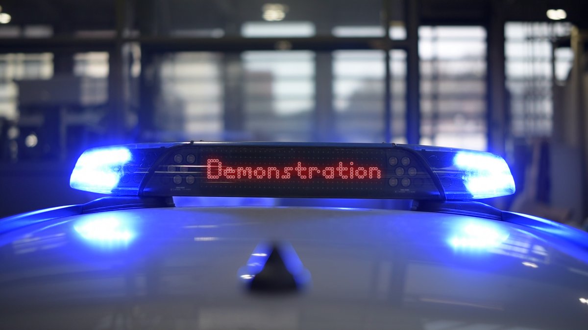 SH_Polizei's tweet photo. Heute sind in #Neumünster voraussichtlich von 09:30 Uhr bis 16:00 Uhr mehrere Versammlungen  angemeldet. Dadurch kann es im Stadtgebiet zu kurzfristigen Verkehrsbeeinträchtigungen kommen. Es wird empfohlen, die betroffenen Bereiche weiträumig zu umfahren. https://t.co/4KXVGxZrXq https://t.co/6doosxMlLK
