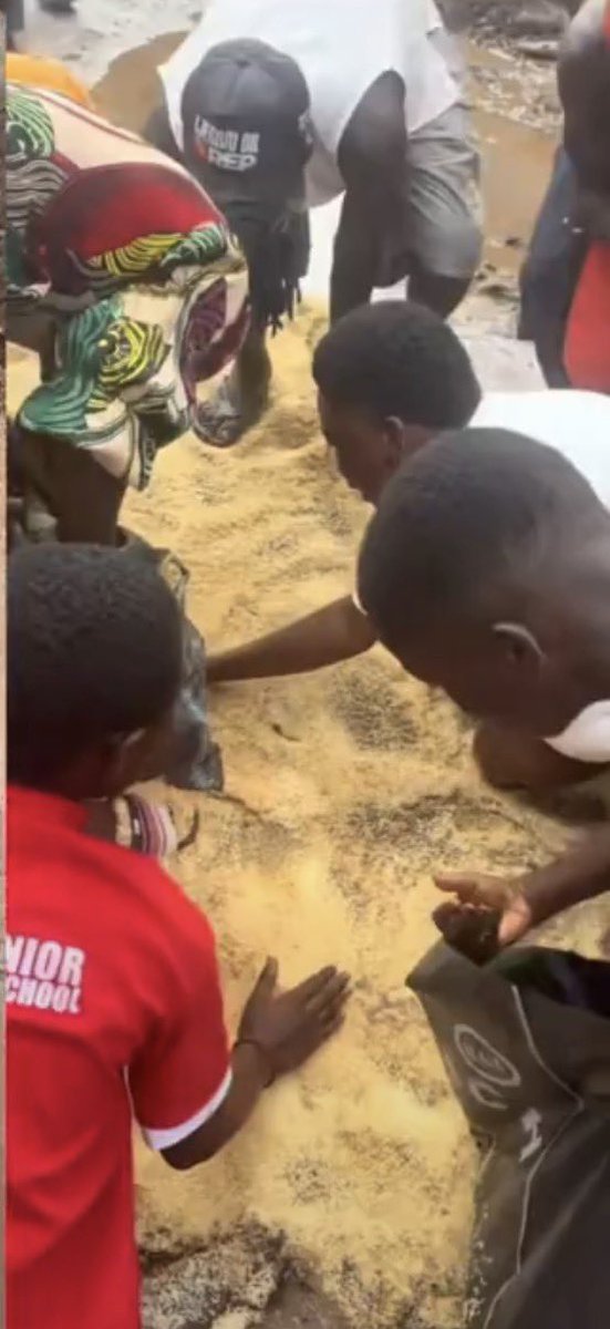 instablog9ja's tweet photo. Hardship: Residents scoop spilled rice from muddy water at Ring Road, Benin City, Edo State https://t.co/hlkzwpA7XT