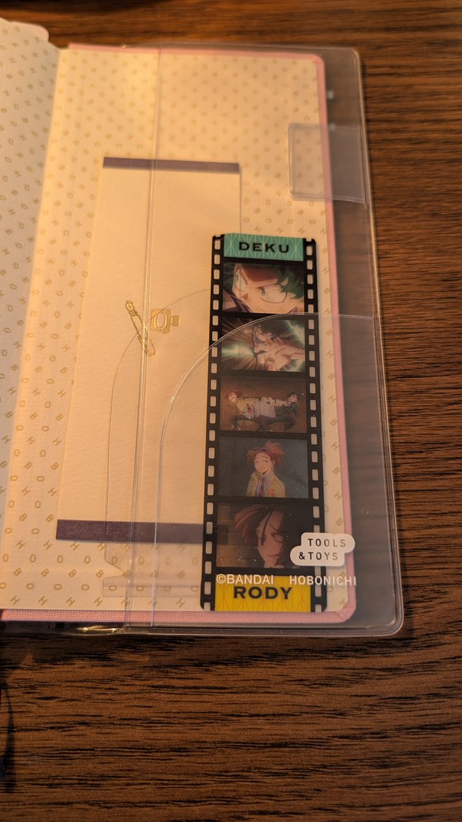 akatty_4869's tweet photo. 一年前、初心者だからこそ犯したミス。ほぼ日手帳weeksにたまごっちのカバーをつけて使おうと購入。おまけでポケットシールがついてきたからweeks本体に貼り付けた。その後たまごっちカバーをつけたら、そこにもクリアポケットがついてて二重ポケットに😂これから買う方は気をつけてくださいね！ https://t.co/9x2RY7PHOU