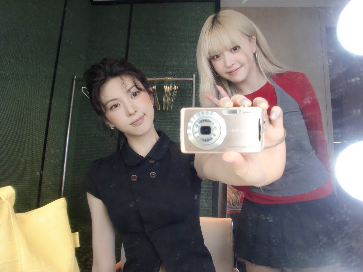 WE_NMIXX's tweet photo. My love Lily~~
언니 생일 축하해요😘
언제나 언니랑 함께 있으면서 소중한 추억들을 쌓을 수 있어서 행복해요
언니에게 앞으로도 웃을 일만 있었으면 있었으면 좋겠고 그 웃을 날들에 제가 함께였으면 좋겠어요 헤헤
언니를 늘 아끼고 사랑하는 사람들이 있다는 걸 잊지 마세요 사랑해요 언니🥹

#NMIXX #엔믹스 
#배이 #BAE 
#릴리와_함께_초를불어
#A_WISH_CALLED_LILY