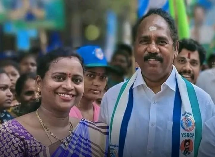 UttarandhraNow's tweet photo. 🚨

మాజీ వాలంటీర్కు వైసీపీ కార్పొరేటర్ టికెట్..!

గత ప్రభుత్వంలో వాలంటీర్ గా పనిచేసిన కడవల నాగమణికి జీవీఎంసీ ఎన్నికల్లో వైసీపీ తరఫున కార్పొరేటర్ టికెట్ దక్కింది.

38వ వార్డులో సేవలందించిన ఆమె స్థానికంగా గుర్తింపు తెచ్చుకున్నారు. 

నేడు నామినేషన్ వేయనున్నారు.

#GVMCElections2026 https://t.co/4O9m1vBaMI