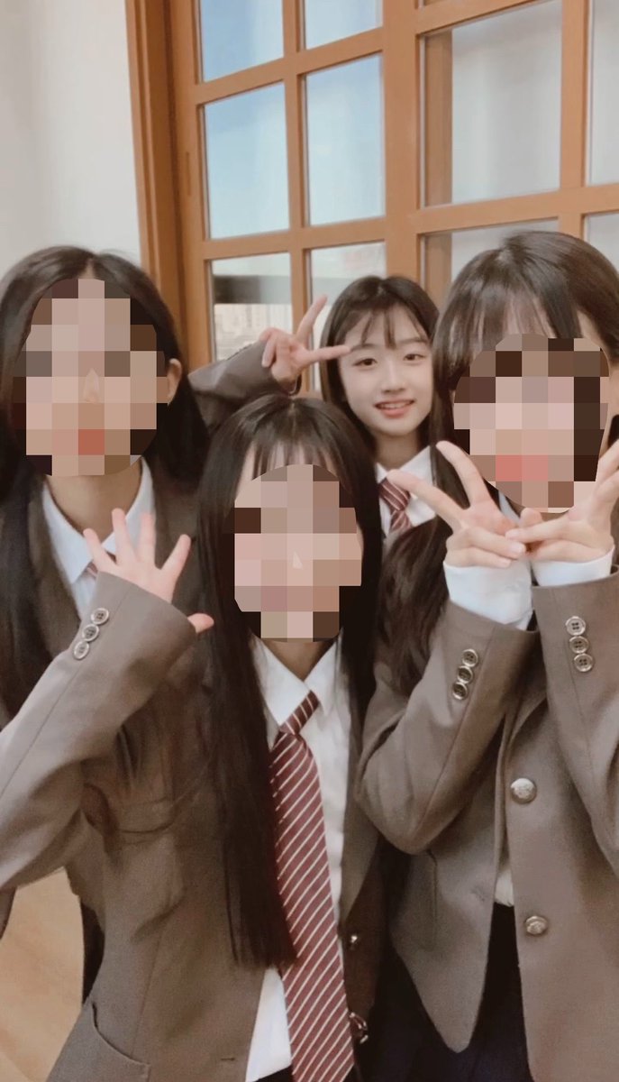 atouxe's tweet photo. 디토 아윤이다… ㄴㅁ예뻐 🫸🏻💕🫷🏻

#A2O #A2OLITE #AYUNE #아윤 https://t.co/KUE69Q2peY