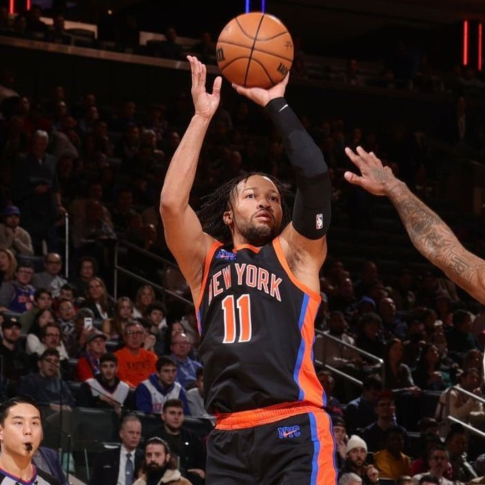 KnicksVerseFr's tweet photo. 🗽 RESPECT MAXIMAL POUR BRUNSON:

53 % des GM le désignent comme le meilleur leader NBA, devant Stephen Curry (20 %).

Le capitaine des Knicks est reconnu par ses pairs. 
Dans le vestiaire, son leadership ne fait visiblement aucun débat. 👀 https://t.co/gmIxxCV42t