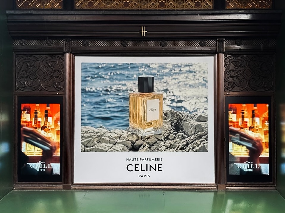 debrli4208's tweet photo. Celine📍Harrods, London

#céline #celineparis #london #harrods #harrodslondon #luxury #luxuryretail #signworks https://t.co/vqkQ9RSC0e
