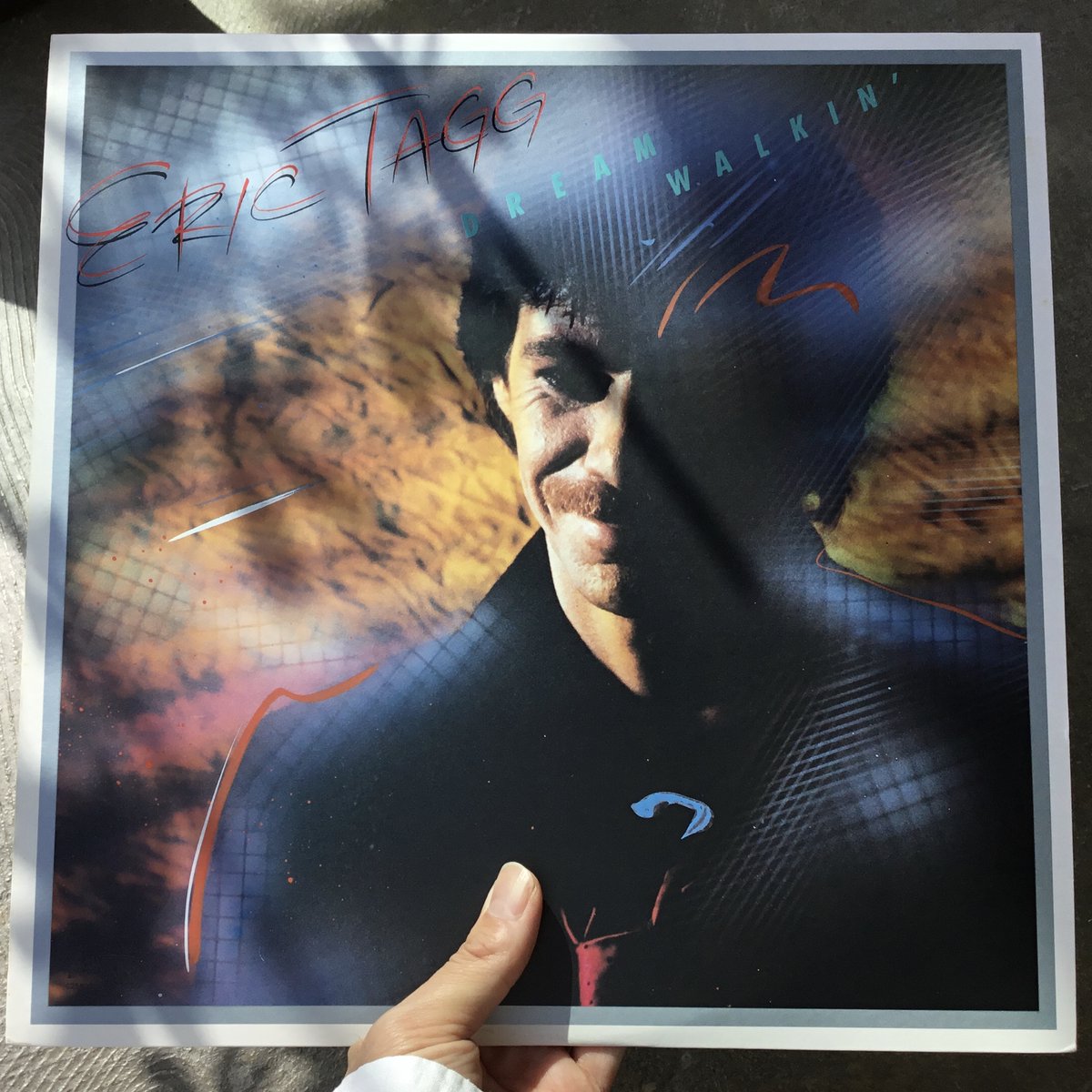 MusicFirst2007's tweet photo. 【本日のおすすめ】
Erik Tagg / Dream Walkin' (1982)

貴方にとって理想的なAORってどんなもの？と訊かれたらこのアルバムを差し出したい。

貴公子エリック・タッグの3rd。AOR愛に溢れた日本制作のアルバムです。

タッグといえばオランダ制作の稀少盤「Rendez-Vous」がジャンルの名作としてよく挙がるけど、自分はこの「Dream Walkin'」が好き。

爽やかな風に靡くようなジェントルな歌声。音の差し引きの加減を心得たアレンジ。際立つタッグのソングライティング。そんな素敵な曲ばかり並ぶ隙なしの構成。本当に良いアルバムだ。

シティポップ～ライトメロウが好きな人なら1曲目の『No One There』に針を落とした瞬間にもうノックアウトされるはず。キザなギターが唸るフュージョン・ポップ、正に求めていたものという感じ。

ハードに振りすぎず、でもカチッとグリップの効いた推進力で魅せる『Promises Promises』。ソリッド＆ダンサブル。ちょっとポリスっぽい雰囲気もあるような？

スティーヴィー・ワンダーに寄ったボーカル・スタイルを披露する『Marzipan』。真夜中の一室を想像させるコンパクトなアレンジに、香水の沈むチルネスが心地よい。

粒揃いの曲が並ぶ中でもお気入りなのがA2『Marianne (I was only joking)』。滑らかな耳あたりのメロウさ。ほんのり憂いの染みた哀愁のメロディ。サビの後ろで口ずさまれる”Only joking...”というフレーズが頭から離れない……。中毒性高い、魔力の込められた極上の一曲です。

ちなみにプロデュース＆ギターは恩人リー・リトナー。タッグをフックアップした彼の81年作「Rit」と今作とは対になるような立ち位置にあるので、聴き比べてみる愉しみもあるんじゃないでしょうか(「Rit」についてはGUSSANによるオススメをチェック！→https://t.co/LW17uxOBtz)。

こんなに内容素晴らしいのに入手難易度も相場も高くなくってかたじけない。Highly Recommended!

(A.K.)

#ミュージックファーストaor #ミュージックファーストヨットロック