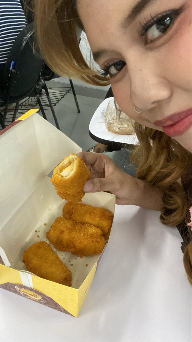 velcrashh's tweet photo. Apalah arti hidup gua tanpa risol mayo 😭😭😭😭😭🤍🤍🤍🤍

Yg jual risol mayo daerah bekasi pls kita #moots biar aku beli https://t.co/yPGVomx5Wl