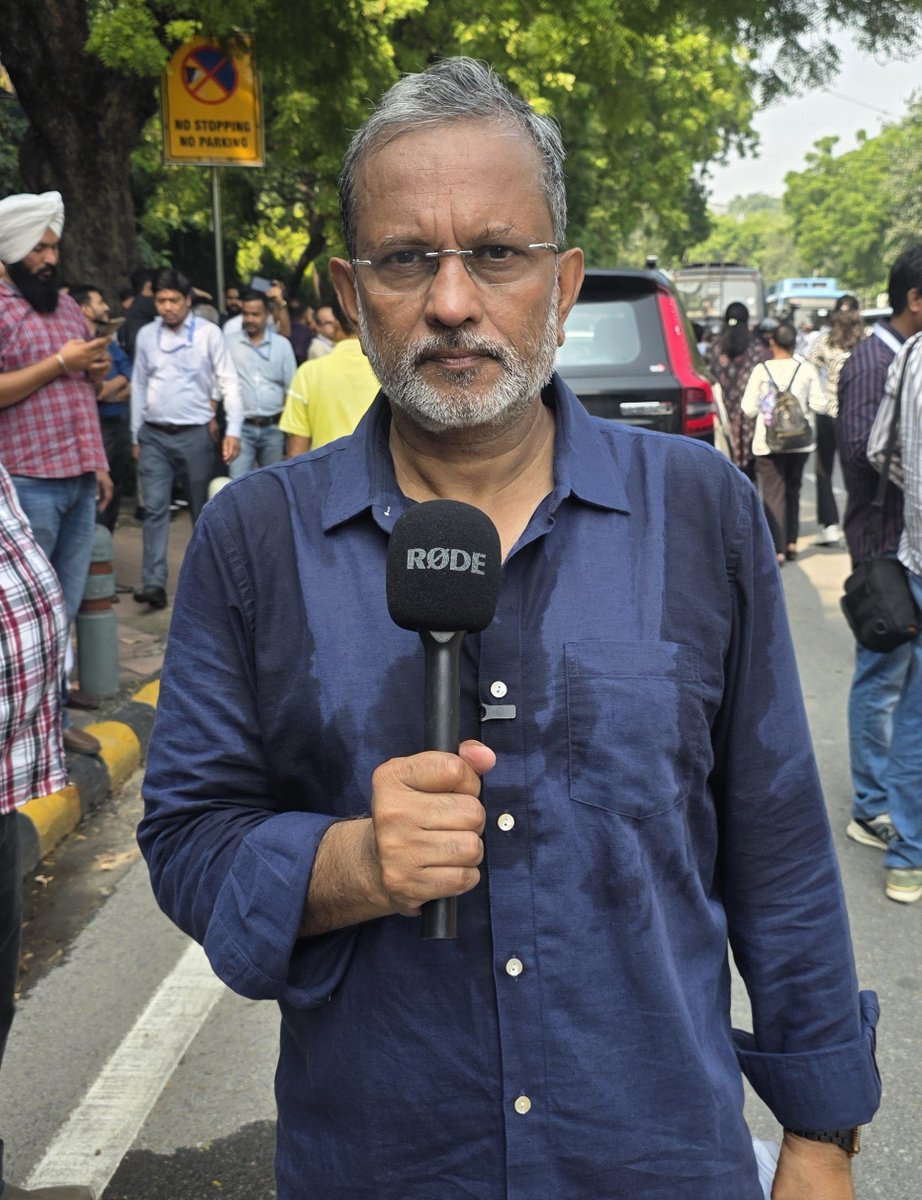 ajitanjum's tweet photo. निजी तौर पर मैं किसी भी तरह के पेड कॉन्टेंट के खिलाफ हूं . रिपीट कर रहा हूं कि किसी भी तरह के पेड कॉन्टेंट के खिलाफ हूं. 
पत्रकारिता की आड़ में किसी भी पार्टी या संगठन से पैसे लेकर उनके लिए रिपोर्ट/रील/पॉडकास्ट या कॉन्टेंट तैयार करना कम से कम पत्रकारिता तो कतई नहीं . 
ऐसा करने से पहले मैं अपने यूट्यूब चैनल को बंद करना पसंद करूंगा . 
मेरे अपने विचार  हैं . सांप्रदायिक सियासत से मेरा विरोध है .सत्ता की आलोचना मेरी फितरत है . इसका मतलब ये नहीं कि मैं अपने विचार , विरोध और फितरत की क़ीमत वसूलने लगूं .