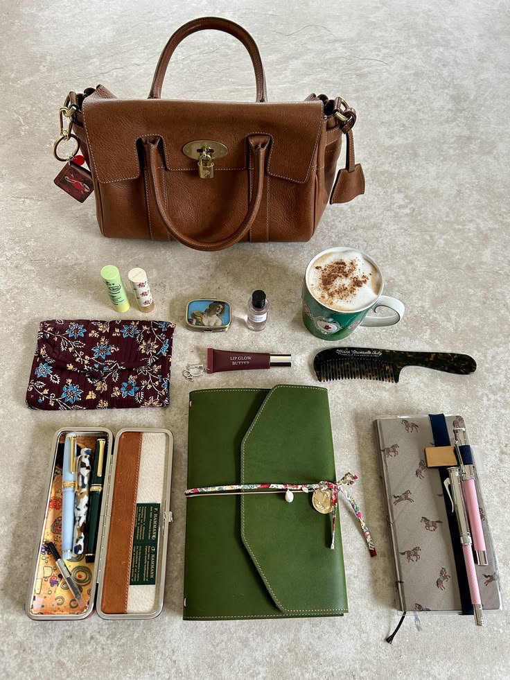 Aurielle007s's tweet photo. What's in my bag https://t.co/AxUwk18zWY